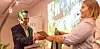 Kampanjen #takkmamma #takkpappa brakte inn 17.890 underskrifter. Her overrekker Vilde Adolfsen kravet om ettervern til statssekretær  Tom Erlend Skaug i september i år.