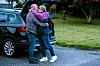 Gjensynsgleden er stor idet Synnøve Aarkvisla Silden blir møtt av mannen på tunet utenfor huset i Ulsteinvik etter en lang arbeidsperiode.