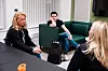 Daniel Pozo Helmersen hører fra kollegene hva som er skjedd før han kom på vakt.