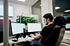 Daniel Pozo Helmersen opplever at det er en ro om natten og liker at de er færre på jobb.