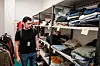 Medarbeidere på legevakten kan levere inn klær og sko de ikke bruker. Her kan de hente ut klær til pasienter som kommer tilgriset av blod, eller med bare en sko.