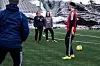 Wenche Rudsengen (t.v.) og Aina Rype mener de utfyller hverandre bra. Her fra en fotballtrening i våres etter at de fikk sosialarbeiderprisen.
