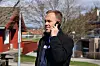 Kenneth Pedersen ringer inn til institusjonen for å forsikre seg om at ungdommer ikke er på vei inn eller ut mens Fontene tar bilder av ham.