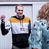 62 år gamle Åge Henriksen er innom nesten hver dag. Denne tirsdagen trenger han hjelp til å betale regningene sine.