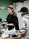 Flere av dem som kommer til Kjeller'n rekrutteres av det utegående rusteamet. Da er de med dem de første gangene slik at de blir trygge. Etter besøk nummer to, er det flere som dukker opp alene.