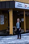 Leder for ungdomsarbeid, Siri Kristin Strand, står utenfor lokalene der ungdomshuset Panzer er. Det er en av tilbudene i enheten.