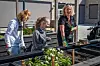 Maria Helland (f.v.), Lene Tysvær og Harriet Ramstad Hove koser seg i grønnsakshagen.