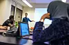 Veileder Najmuddin i Jobbsøkerhjelpen holder kveldskurs for åtte ungdommer.