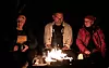 Bålet er viktig, i utendørsterapi og i Sigrids liv. Her er hun sammen med Raymond Tollefsen og Hanne Lunde fra Medvandrerne, en viktig samarbeidspartner.