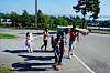 Flyktningkonsulent Mohammed Shamsaddin (rutete skjorte) er tett på familien fra Afghanistan. Han har tatt med et teppe hjemmefra og en hvit enhjørning i gave.