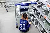 Gutten er tålmodig mens foreldrene gjør innkjøp på Ikea.