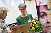 ÅRETS SOSIALARBEIDER: FO-leder Mimmi Kvisvik overrekker reisestipend, diplom og blomster til årets sosialarbeider Gurid Aga Askeland.