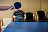 – Dette her viser DTB (Dialektisk atferdsterapi) i praksis, sier Randulf Tverfjell fra der han sitter og observerer to pasienter som spiller bordtennis. Han sikter til hvordan de reagerer hvis en av dem taper, men han sikter også til det med et smil.