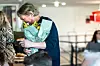 Her har Soma nettopp fått tale, klem og blomster av FOs daglig leder, Monica Nymoen.