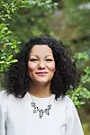 Meningsfylt å bruke vonde barndomsminner til å hjelpe andre, forteller Angelica Kjos.