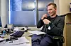 FORHANDLEREN: Stian Vatnedal snakker med et tidligere medlem av Soldiers of Odin. Han har hjulpet mannen ut av den høyreekstreme gruppa. Vatnedal spør om han vil fortelle Fontenes lesere det han har opplevd. Vatnedal småprater, lirker og ler. Mannen er på gli, men våger ikke. Det normale livet er fremdeles skjørt.