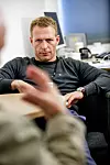 ALVOR: –	Du bryter norsk lov hvis du gifter deg med en kvinne til. Forebyggingskontakt Stian Vatnedal ved Drammen politikammer har en avklaringssamtale med en ektemann.
