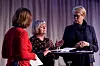 FO-leder Mimmi Kvisvik (i midten) i samtale med Anne-Cathrine Hjertaas fra KS.