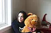 BAMSE TIL ROAA: Raghad sitter på sengen som er redd opp til lillesøsteren.  Roaa er blitt 9 år, Raghad har ikke sett henne siden hun var 7 år.