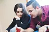 WHATSAPP: Raghad og Mahmoud snakker med foreldrene og lillesøsteren via whatsapp hver dag. De vet at familien har det tungt.
