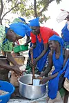 SÅPEFABRIKK: Kvinner koker såpe i landsbyen Magwi, nær grensa til Uganda. Som andre næringsdrivende sliter de med landets elendige infrastruktur. Kvinenne går i tre kvarter for å hente vann til produksjonen.