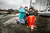 SERVICE: Vasili og Ingrid er gamle kjente. Han og vennene hans låner dusjen hennes mens hun vasker klærne deres. Her serverer hun varm te, tidligere på dagen har hun sørget for frokost.