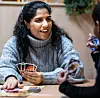 Miljøterapeut Sarika Dait i det nye miljøteamet på Mortensrud skole pleier å spille kort med elevene. Tanken er å lære dem å vinne og tåle å tape.