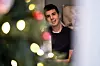 Tomas (21) synes det er koselig med julestemning på huset.