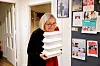 Til samlingene i Røde Kors-huset bestilles det mat, så kvinnene kan spise sammen før undervisningsopplegget starter. Randi Haugland tar imot maten.