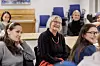 Randi Haugland er med i prosjektet Medkvinner. Her treffer hun kvinner fra land som Albania, Iran, Russland, Polen, Eritrea, Syria, Etiopia.