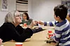 Randi Haugland (72) og Amir (4) har fått god kontakt. Han er med moren sin når hun er på samlingene i prosjektet Medkvinner.