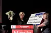 SOLIDARISK GAVE: Generalsekretær Liv Tørres (t.v.) i Norsk Folkehjelp takket FO for internasjonalt engasjement, og fikk med seg en sjekk på 100 000 kroner. - Vi valgte å gi delegatene nøkterne gaver, og heller gi pengene til Folkehjelpa, sa leder Mimmi Kvisvik (t.h.)