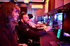 Erlend Tønnesen er barnevernspedagog og ansatt ved Stikkontakten Gamingsenter. Her med Eline Lomøy.