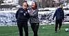 Wenche Rudsengen (t.v.) og Aina Rype får sosialarbeiderprisen for jobben de gjør med gatelaget til Asker fotball.