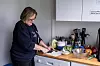 Wenche Rudsengen forbereder lunsj til laget.