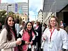 Carolina Ormazabal (i midten) mener klimakrisen er relevant for jobben hennes i Nav. Her er hun sammen med Ingrid Ellingvåg fra FO Møre og Romsdal og student Cherie Holand, som håper på motivasjon til masteroppgaven.