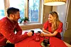 JULESTEMNING: Fire barn og tre voksne skal feire jul sammen på Heggeli i år. Miljøterpaeut Morten Haugland og husmor Sara Utnem gjør i stand jul.