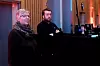 – Ordet «dirigent» er på en måten en billedlig klisjé. Samtidig er det noe ved det. I salen sitter en stor forsamling med ulike stemmer, ulik fartstid og skolering og ulike «instrumenter». Å få denne gjengen til å spille på lag, er som å skulle være en fersk dirigent for harmonien i Bergen, sier dirigent Christian Haaland. Her sitter han ved siden av en av de andre dirigentene på FOs landsmøte, Inger Lisbet Hegland.
