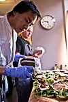 EKSPERTISE: Beboer Martin lager smørbrød, brie med gresskar-chutney, til salg i kaffebaren i Brenneriveien. Bak: kokk og arbeidsleder Kaj Gornitzka