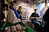 FERSKT: Smørbrød vel ankommet til Kaffekiosken. Fra venstre: Line Konradsen, Vegard Holte og Harald Stenbæk.