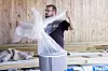 Remy pakker deler av trommelen i plast, før den skal sandblåses.