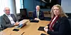 MEKLINGSSTART: Gisle Norheim (f.v.), statens personaldirektør, riksmekler Mads Ruland og LO Stat-leder Elisabeth Steen har hatt sitt første møte i meklingen i årets statsoppgjør.