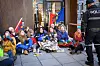 Politibetjenten presenterer seg ved navn og spør demonstrantene om de holder varmen. Han forteller at politiet avventer situasjonen.