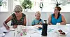 (f.v.) Familiekontakten Else Bruset følte seg raskt hjemme hos familien Persen Aspenes. Her ved siden av den mellomste sønnen, Ole, og mamma Tone Persen.