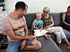 Tor Erling Aspenes er i dag ufør etter å ha blitt operert for en hjernesvulst. Her med mellomste sønnen Ole og familiekontakten Else Bruset.