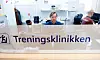Even Eriksen (t.v.) og fysioterapeut Aksel Skjelbred har åpen dør på kontoret. Her kan pasientene stikke innom hvis de lurer på noe.