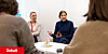 Kari Hatletvedt (midten) leder avdeling helse og rehabilitering i Nav Bergenhus. Hele avdelingen stiller seg bak debattinnlegget. Sosionom Christine Stang til venstre.