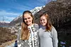 UNGT ENTREPENØRSKAP: Thea Patterson (t.h.) visste hvor vanskelig Julia Celina Aase Svåsand hadde det som fosterbarn, og ville gjerne at nettopp dette skulle være tema for deres ungdomsbedrift. – Kjærlighetsbarna har gått ut over andre fag, men dette er noe vi alle brenner for, forteller Patterson.