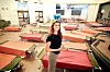 BROKET FORSAMLING: Hanne Krogstadmo åpner dørene til Misjonskirken hver kveld klokka ti, for 50 utenlandske boligløse arbeidssøkere. Halvparten er fra Øst-Europa. Så kommer  nordafrikanere, spanjoler, portugisere og italienere. Inngangsbilletten koster 15 kroner.