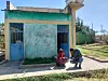 Sesen Mitcy Meles tjener penger på å være vakt ved et offentlig toalett der de også har dusj. Dagarbeidere fra landsbygda utenfor Mekele benytter seg av tilbudet. Her gir Sesen rapport til sosialarbeider Ase.